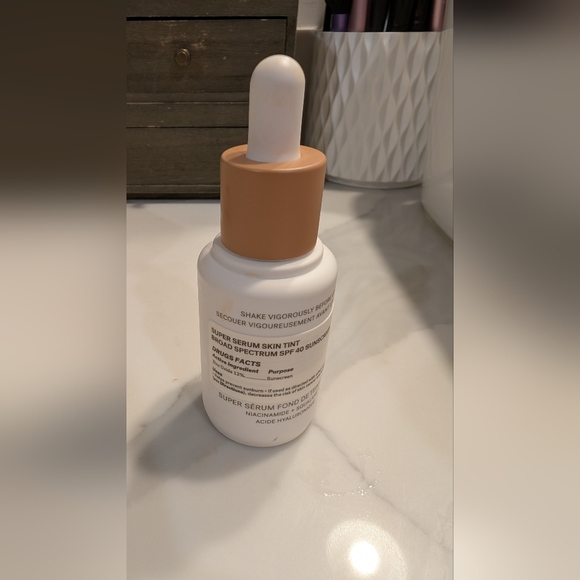 Super Serum Skin Tint SPF 40 - Fragrance-Free Foundation. Shade 9 Paloma - Picture 2 of 3